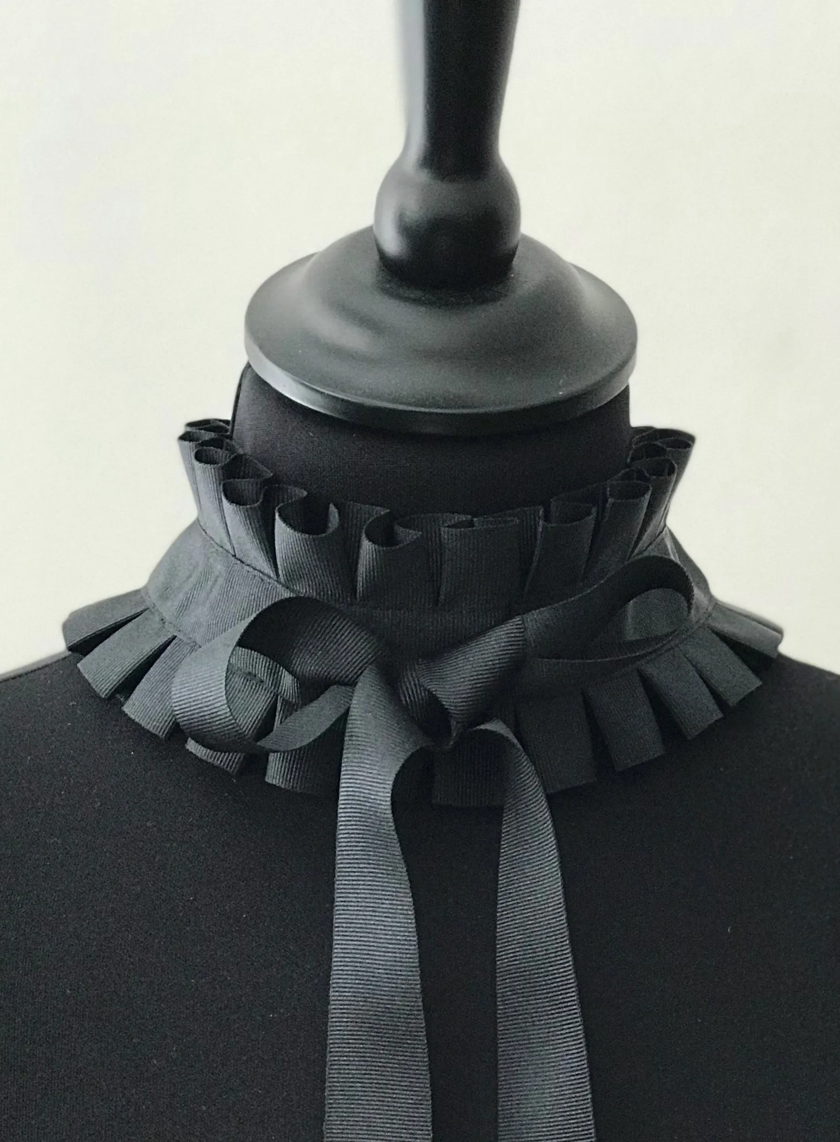 Elsa Rips Collar