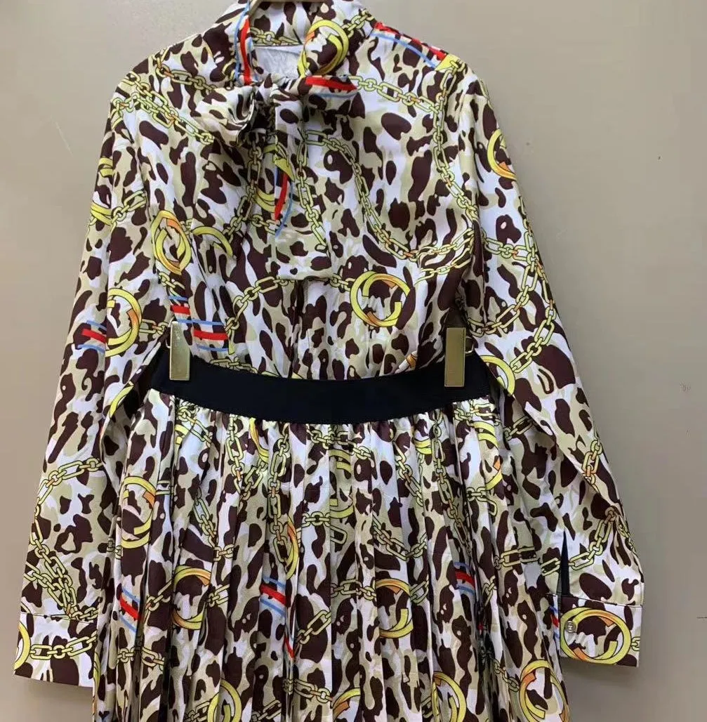 Wealth Links- 2pcs Blouse and SKATER Pleated Skirt SET (New)